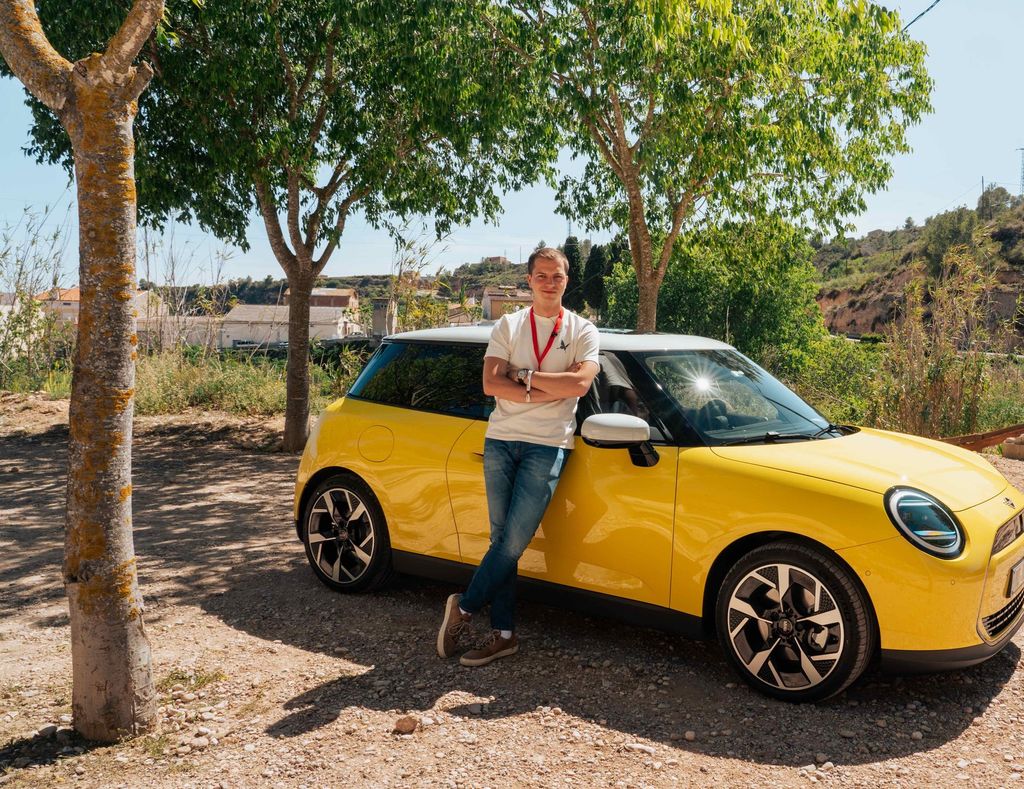 MINI Cooper SE with Beau standing on the side in Spain