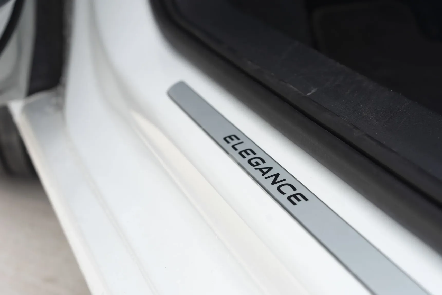 2025 Volkswagen Passat elegance doorsill