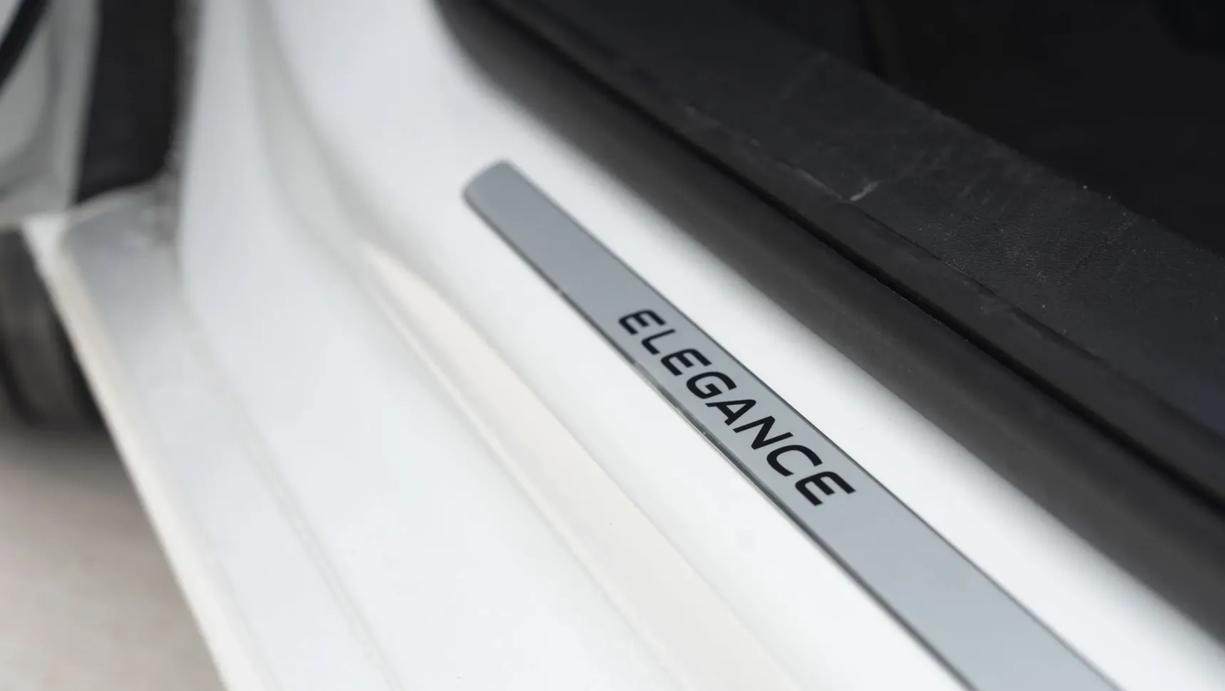 2025 Volkswagen Passat elegance doorsill