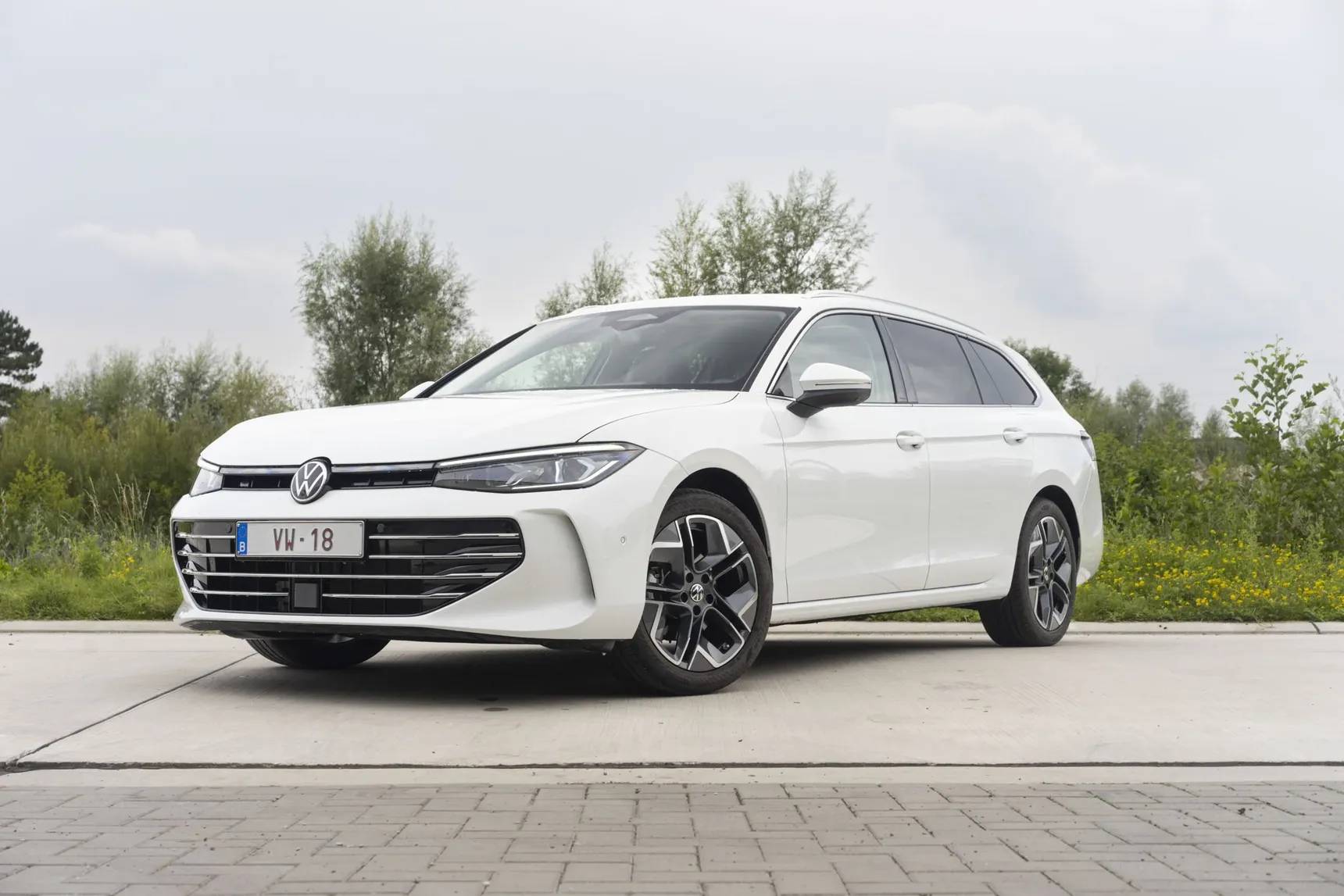 2025 Volkswagen Passat front 3/4