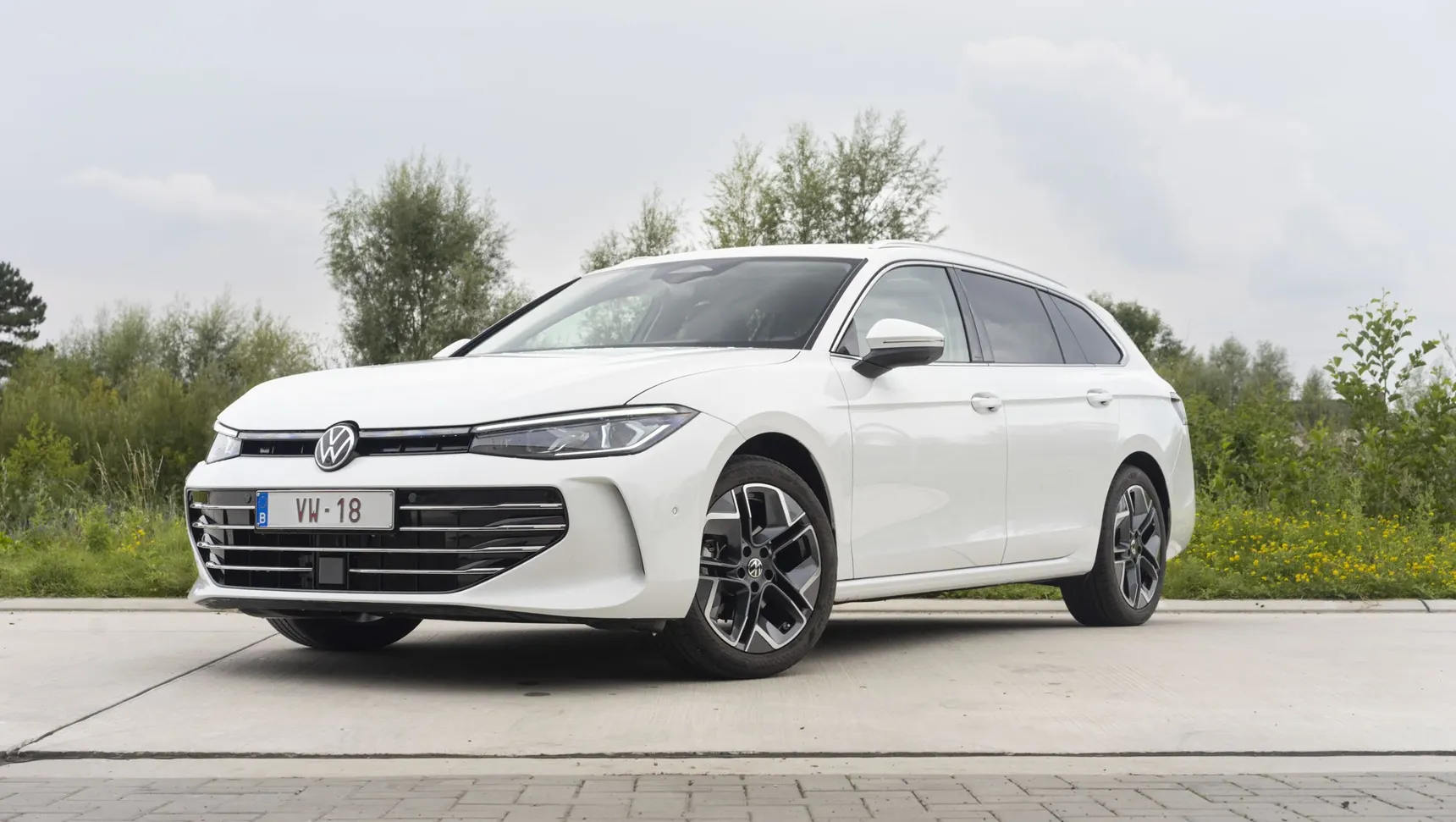 2025 Volkswagen Passat front 3/4