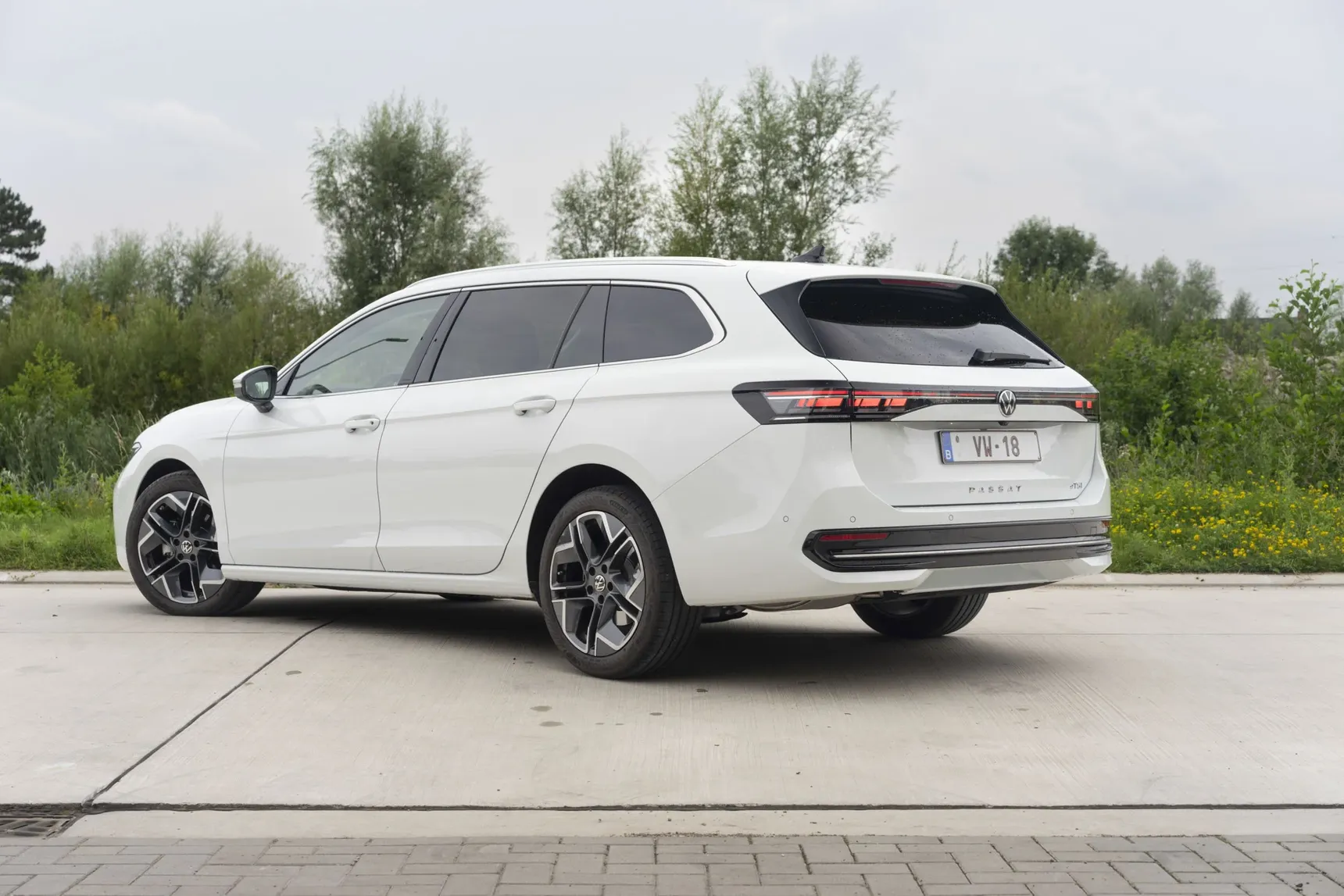 2025 Volkswagen Passat rear 3/4