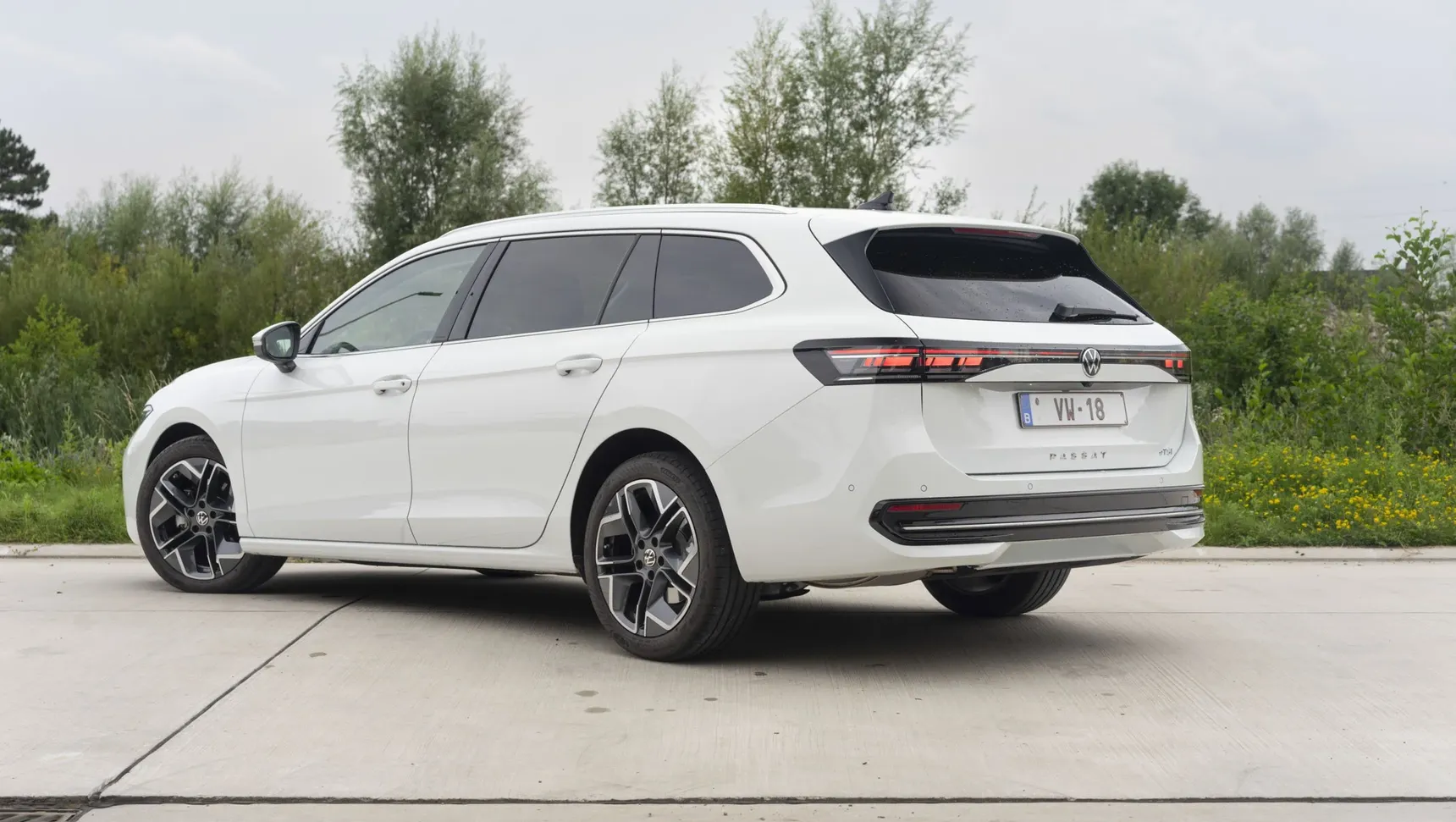 2025 Volkswagen Passat rear 3/4