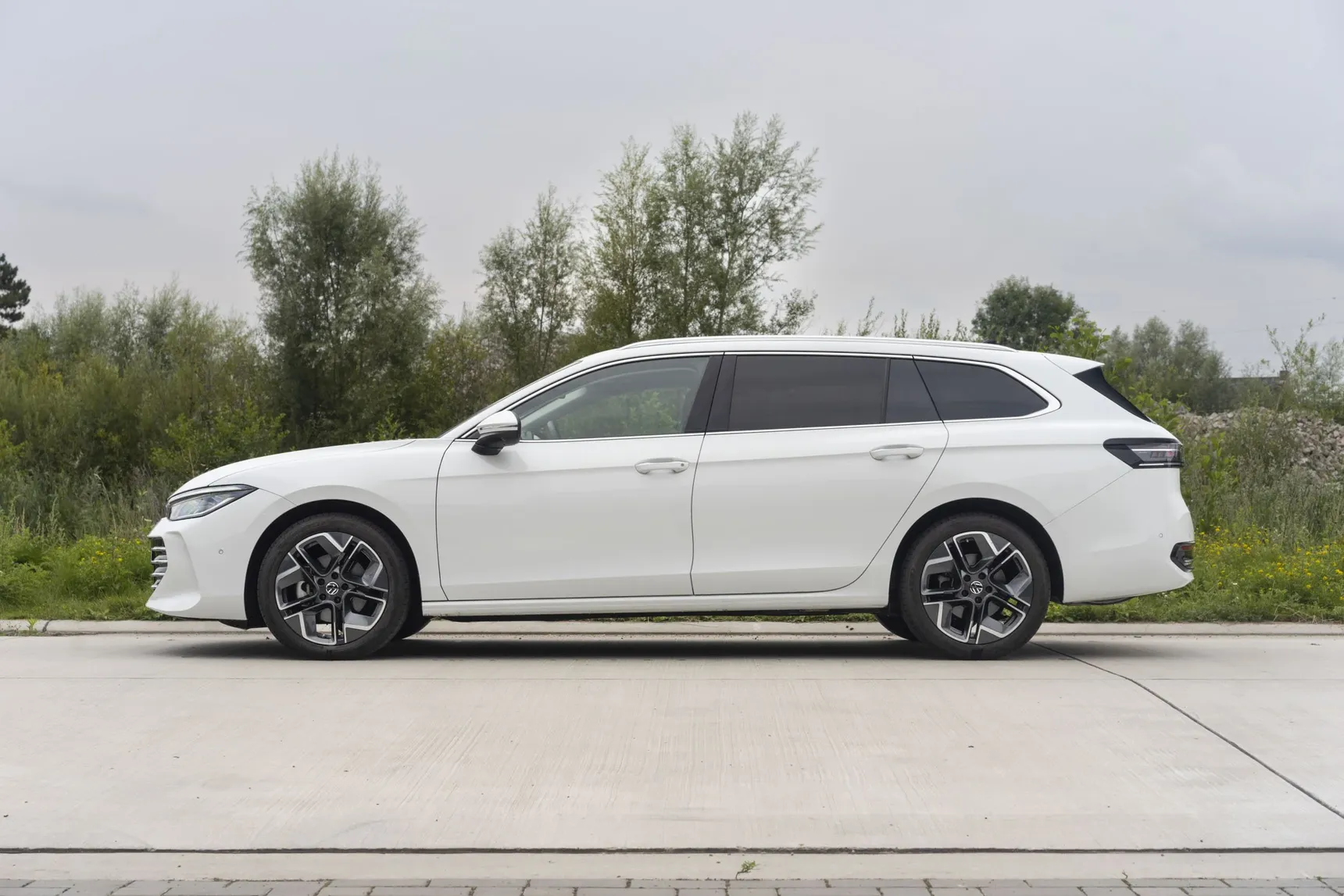 2025 Volkswagen Passat side