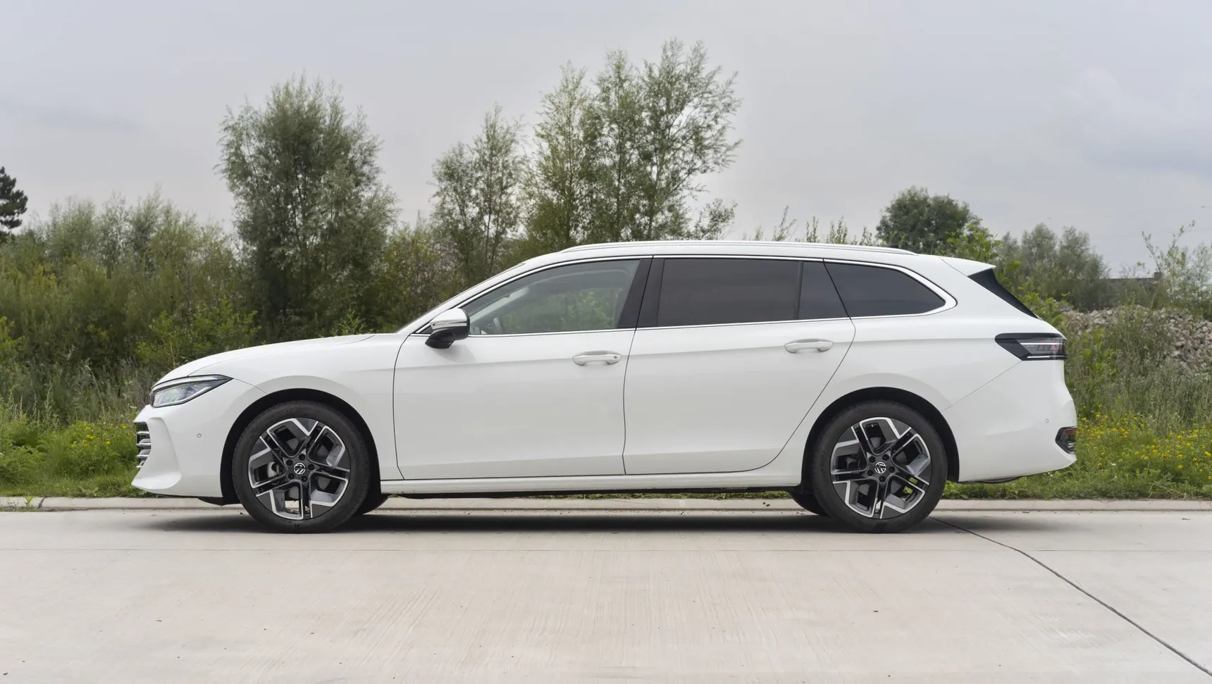 2025 Volkswagen Passat side