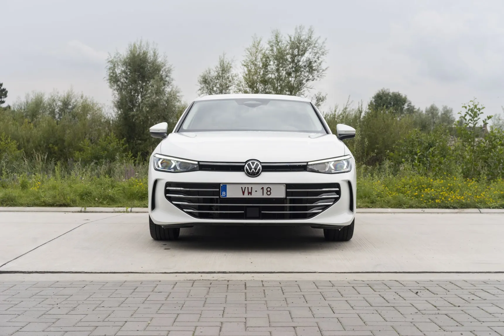 2025 Volkswagen Passat front