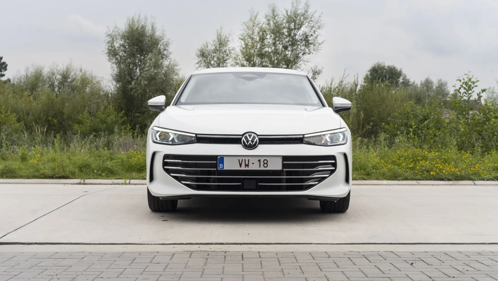 2025 Volkswagen Passat front