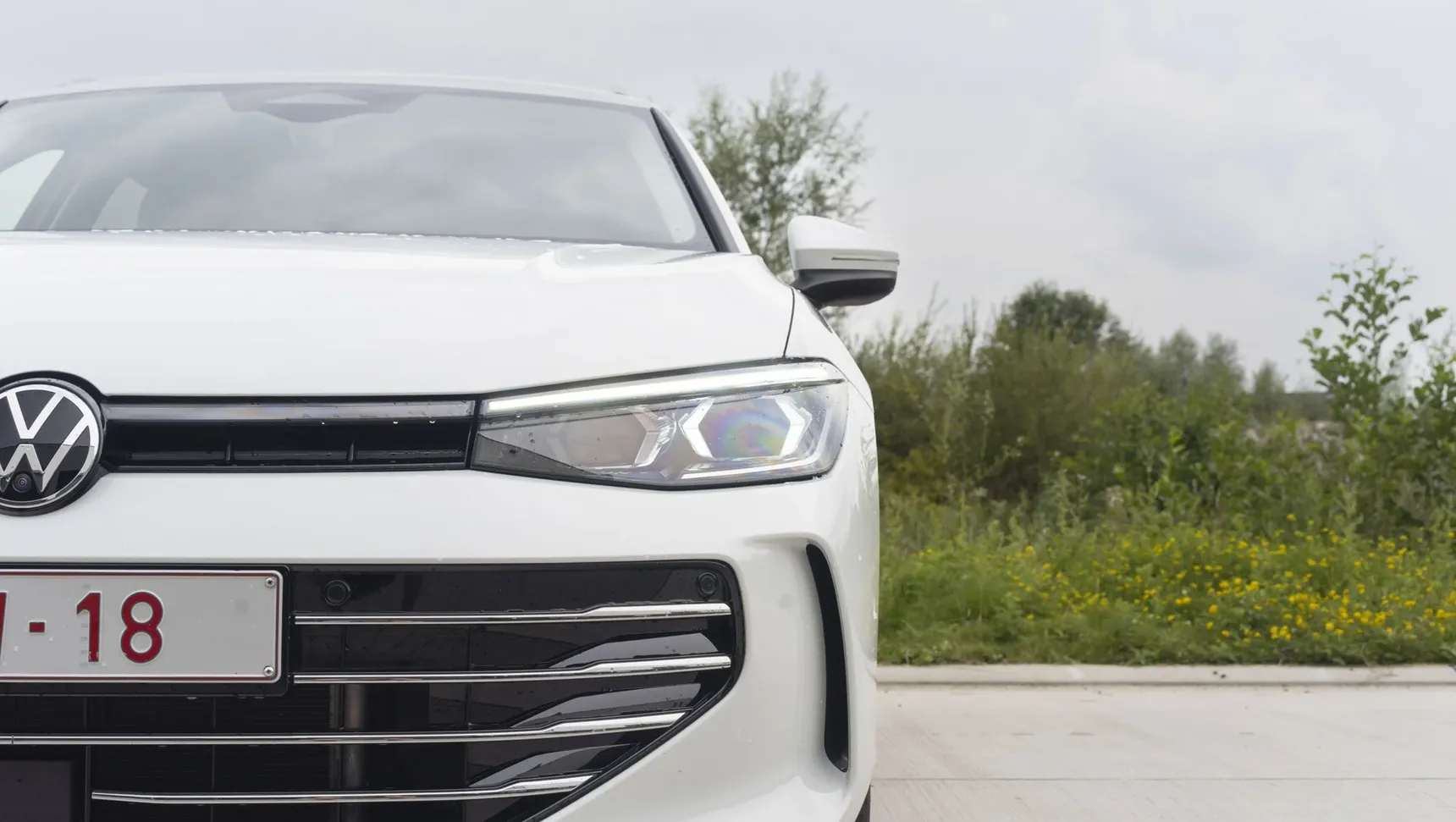 2025 Volkswagen Passat front headlight