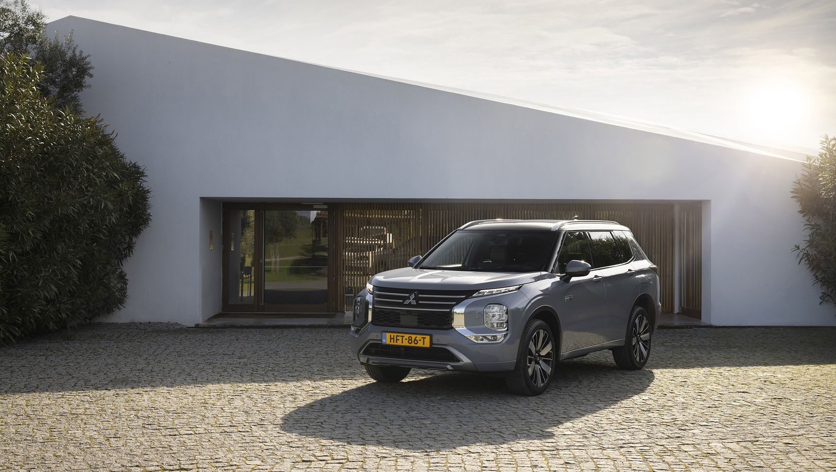 New-Mitsubishi-Outlander-PHEV-Moonstone-Grey-Wallpaper-HD