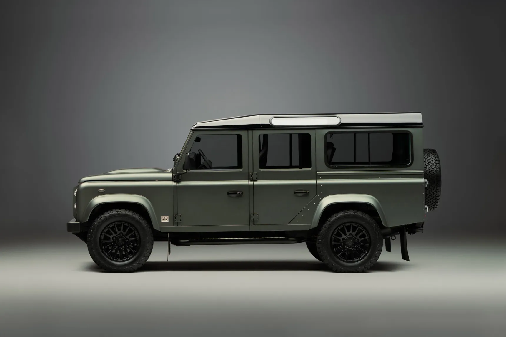 Classic_Defender_V8_Defender_OCTA_NarvikBlack_FaroeGreen_PetraCopper