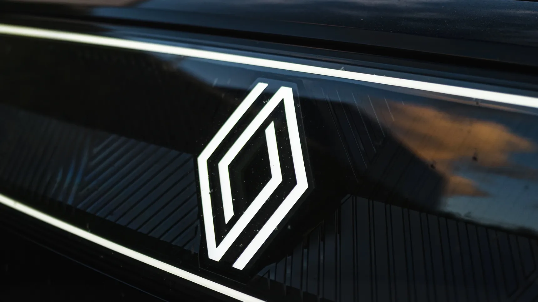 2025_Renault_4_E-Tech_Electric_Detail