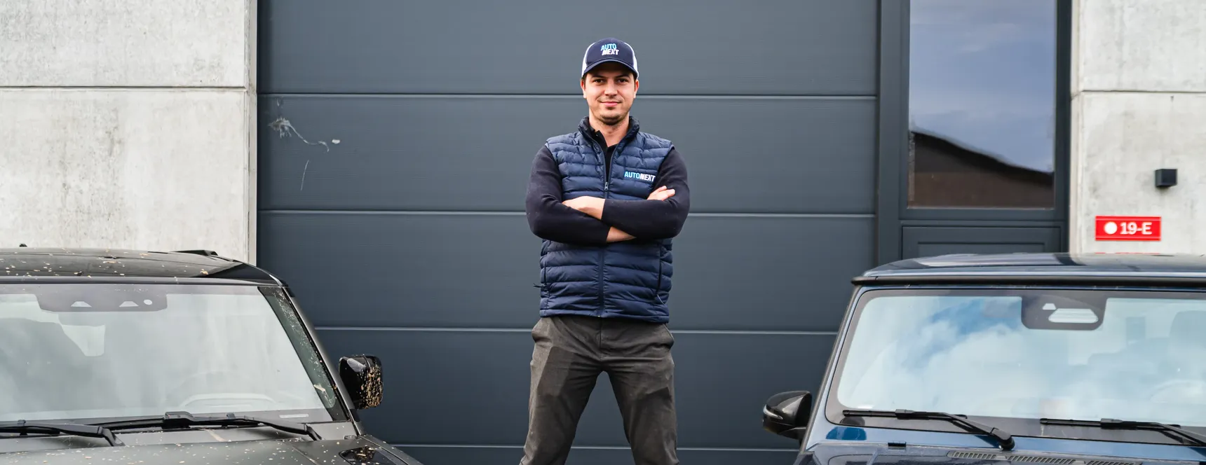 Defender Octa and Mercedes G-Class with Beau standing like Jean Claude Van Damme