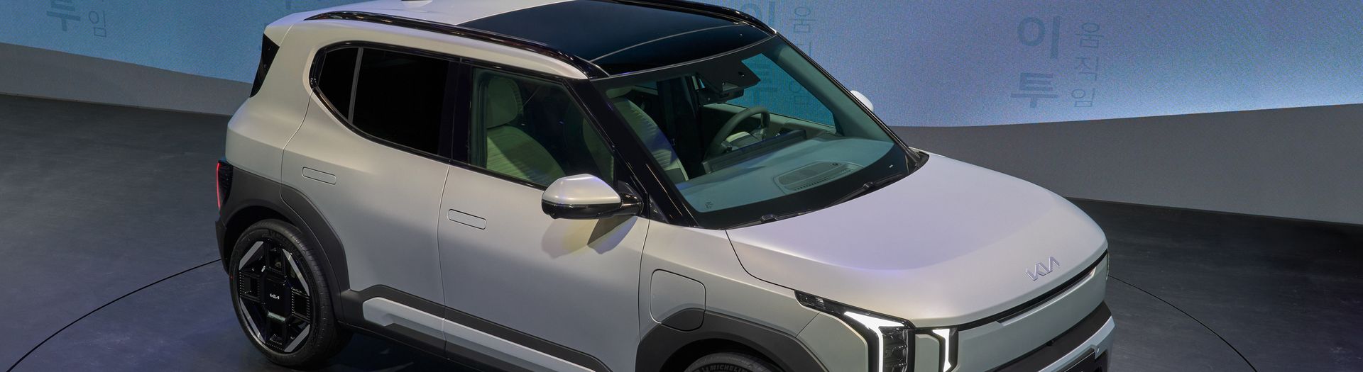 Kia-EV2-GTLine-Ivory-Silver-Matt-BrusselsMotorshow-Exterior-4K