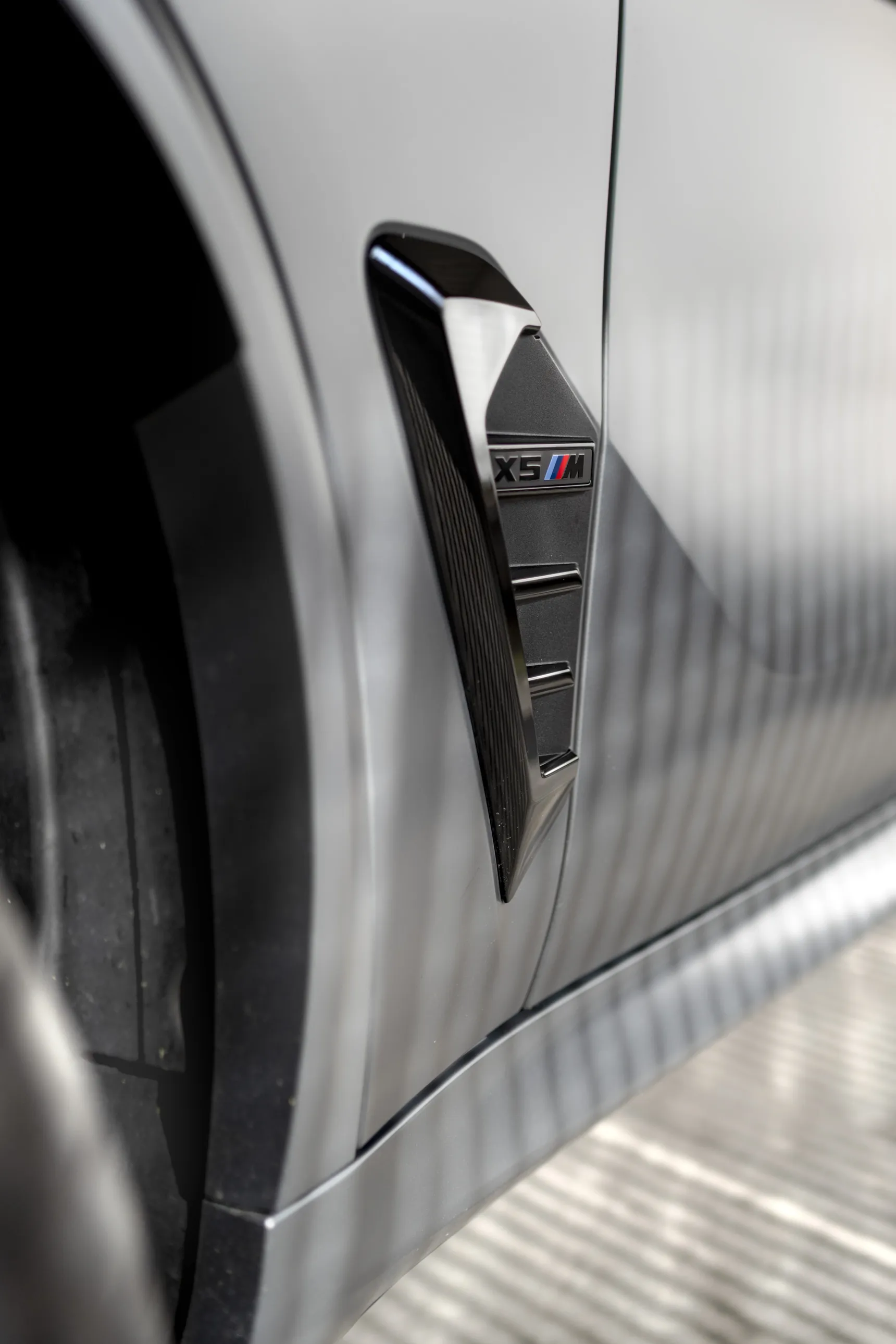 2025 BMW X5 M iphone background gill badge