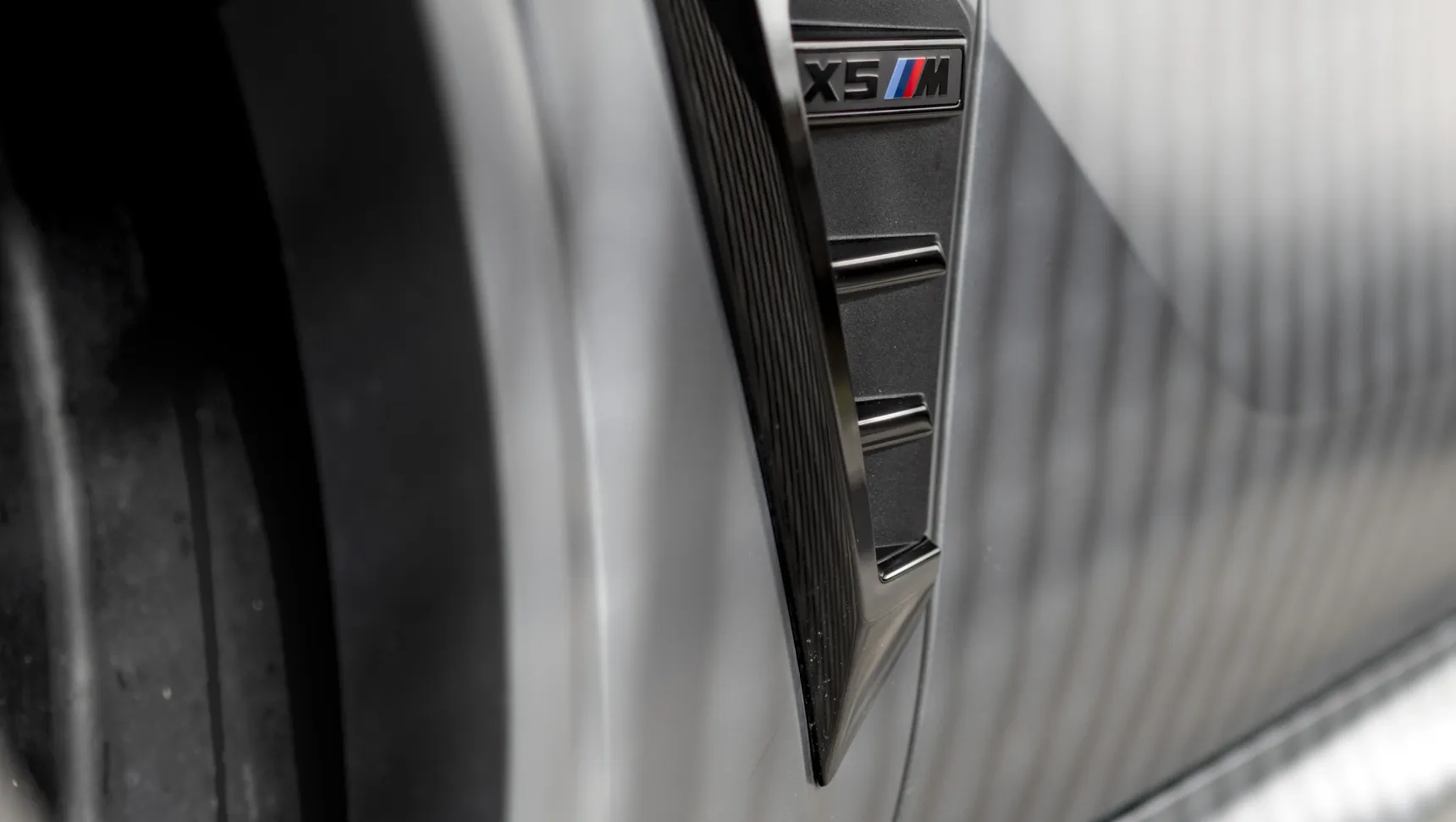 2025 BMW X5 M iphone background gill badge