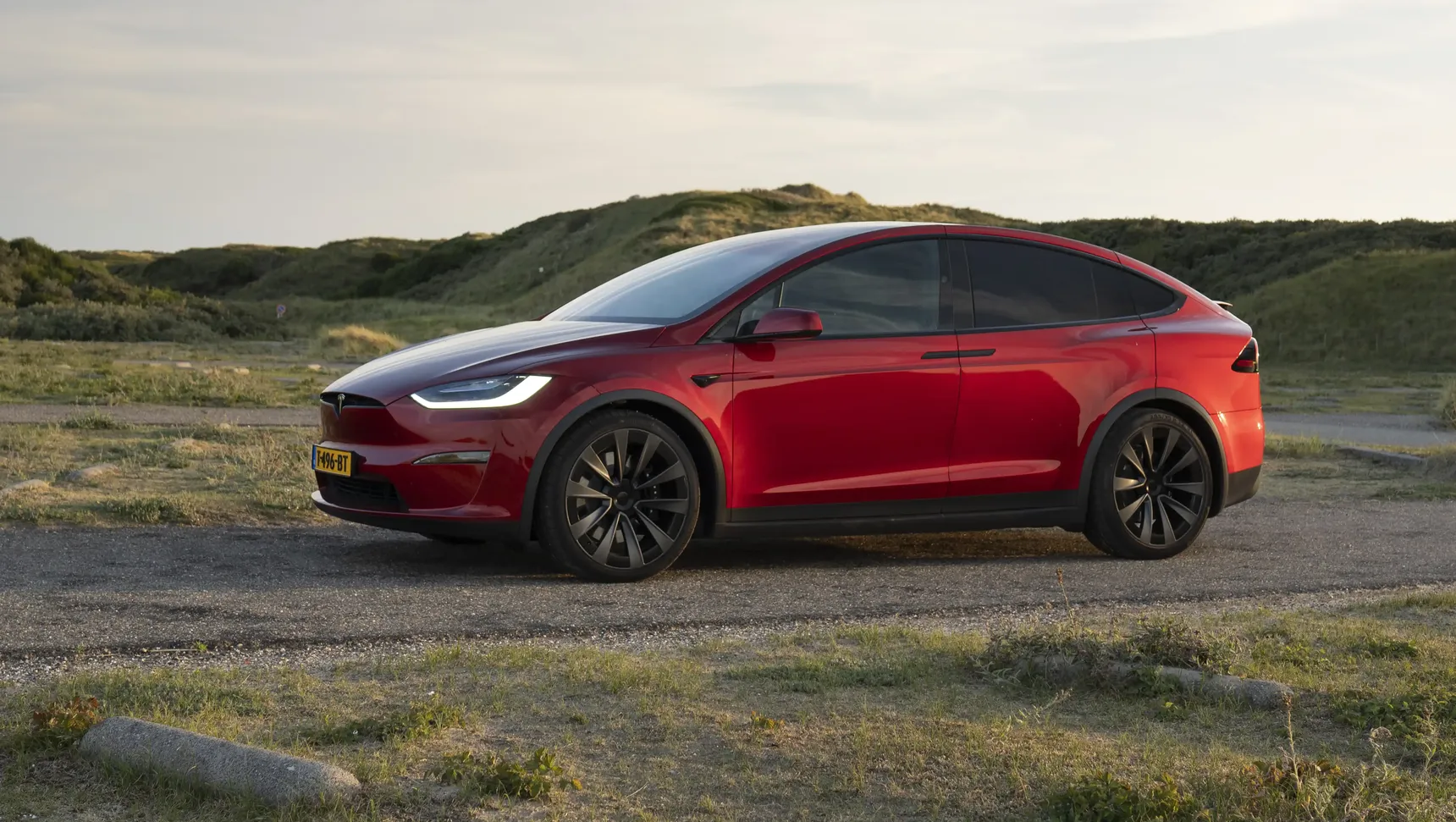 2024 Tesla Model X Long Range Red front iphone background 1/4