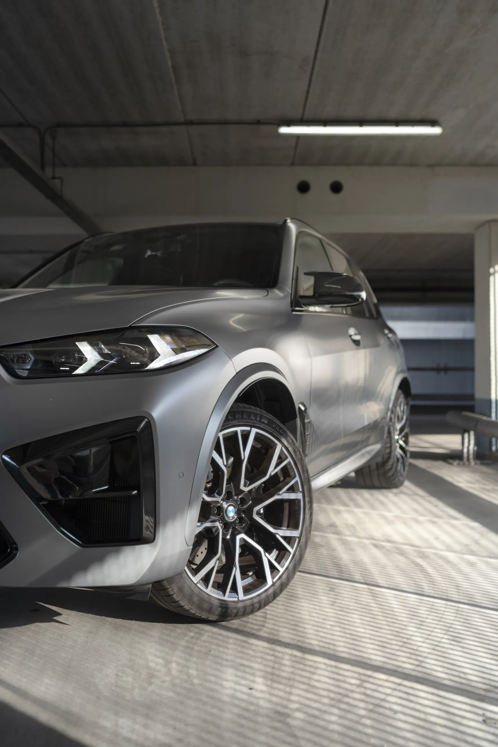 2025 BMW X5 M iphone background headlight