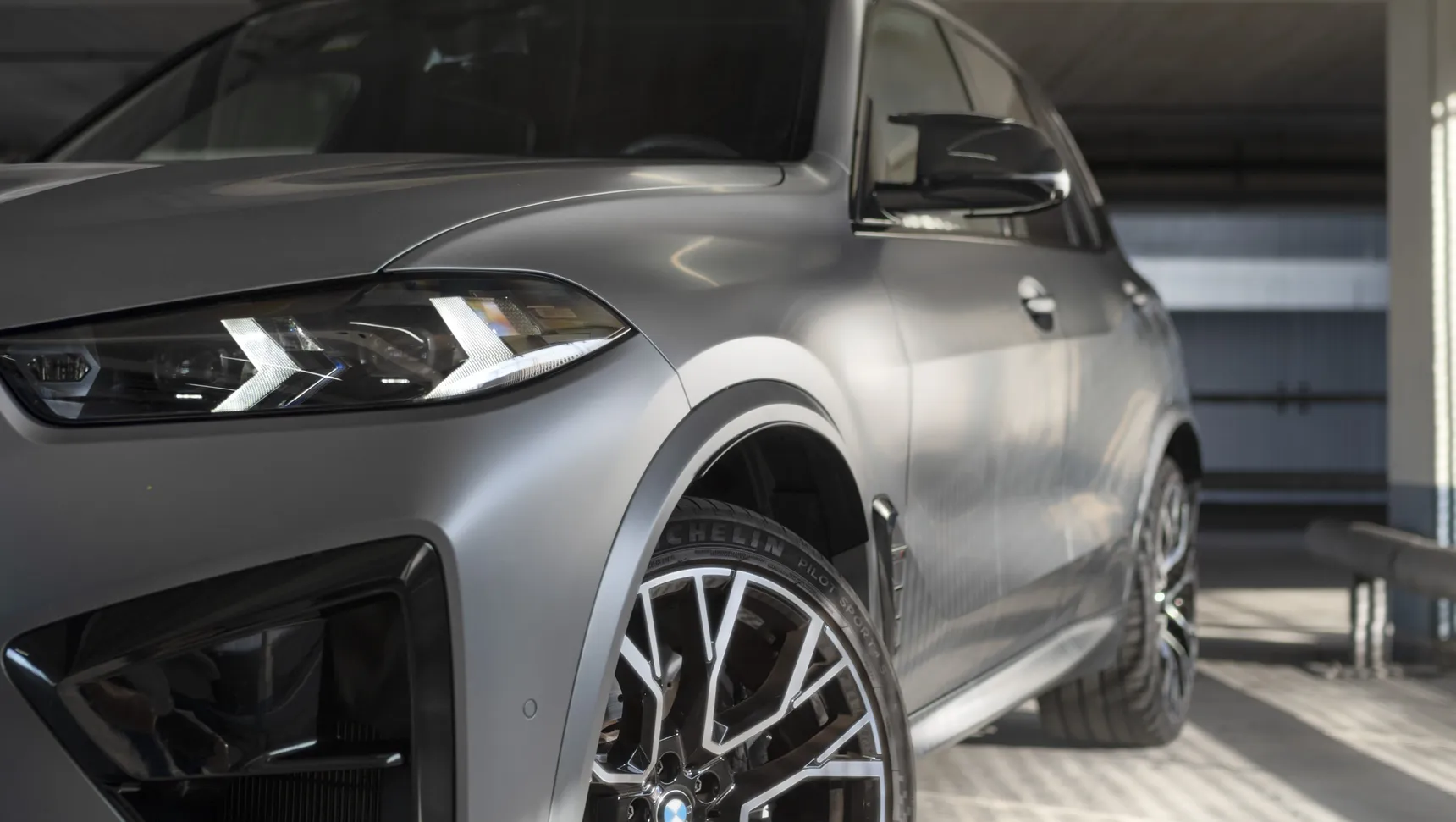 2025 BMW X5 M iphone background headlight