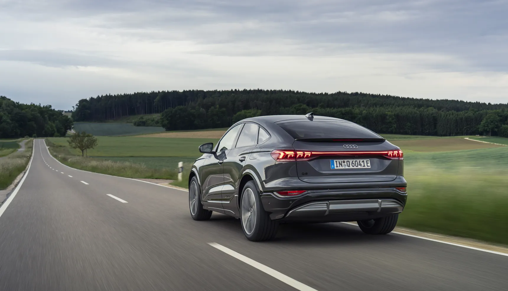 Audi/2024 Q6 Sportback e-tron/DaytonaGray