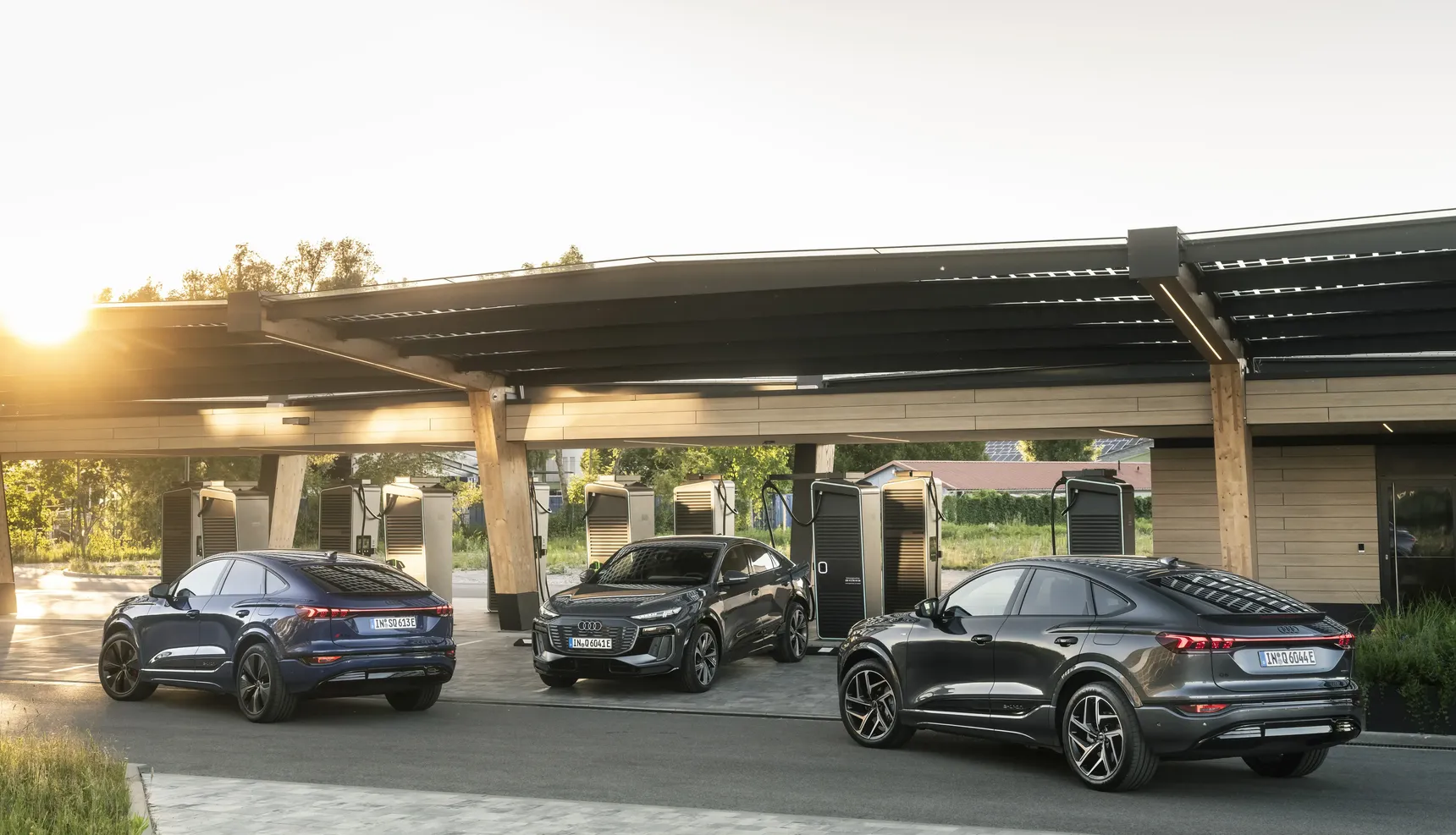 Audi SQ6 Sportback e-tron / Audi Q6 Sportback e-tron / Ascari blue metallic, Magnet gray, Daytona gray