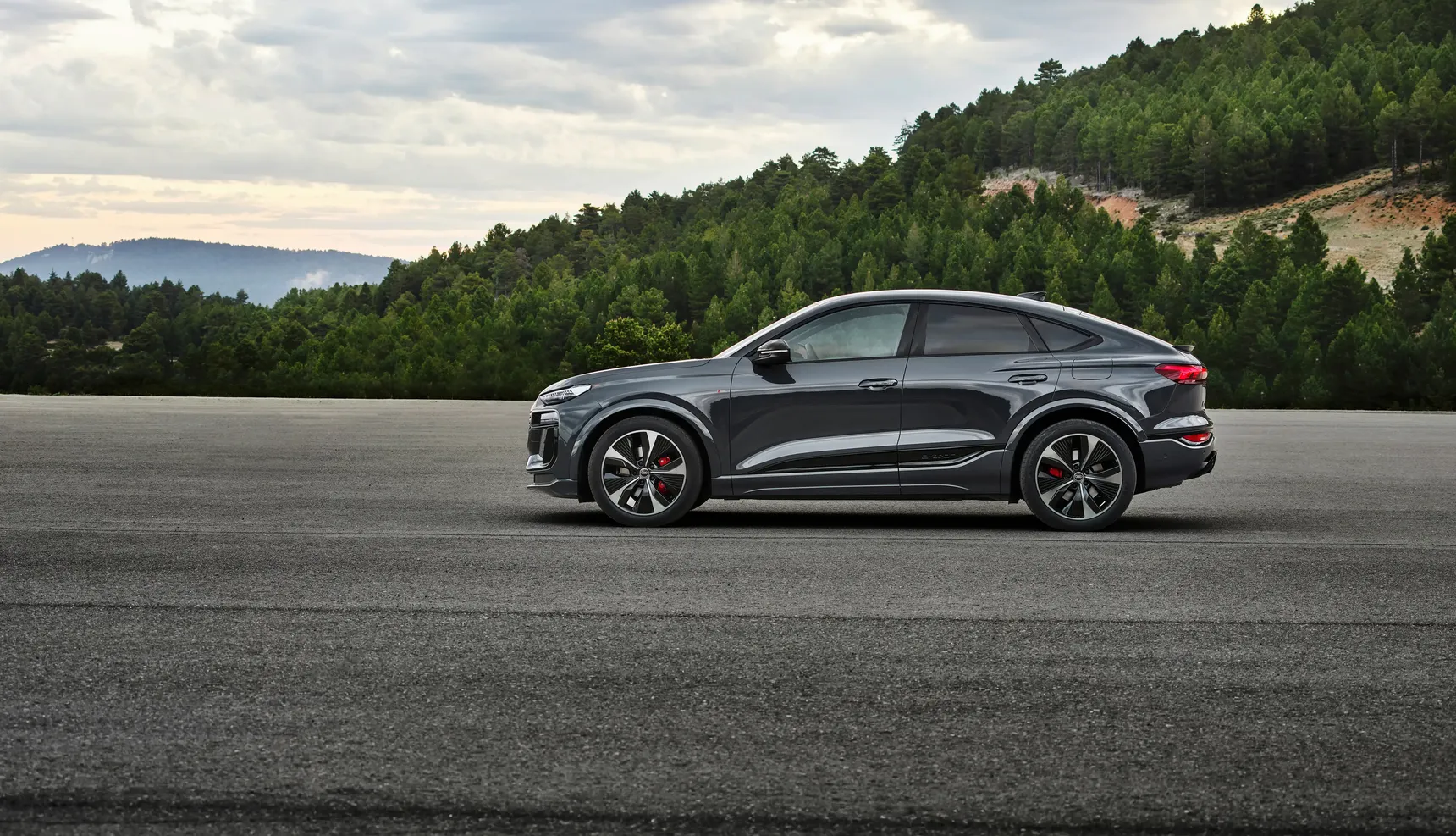 Audi/2024 Q6 Sportback e-tron/magnet-grey