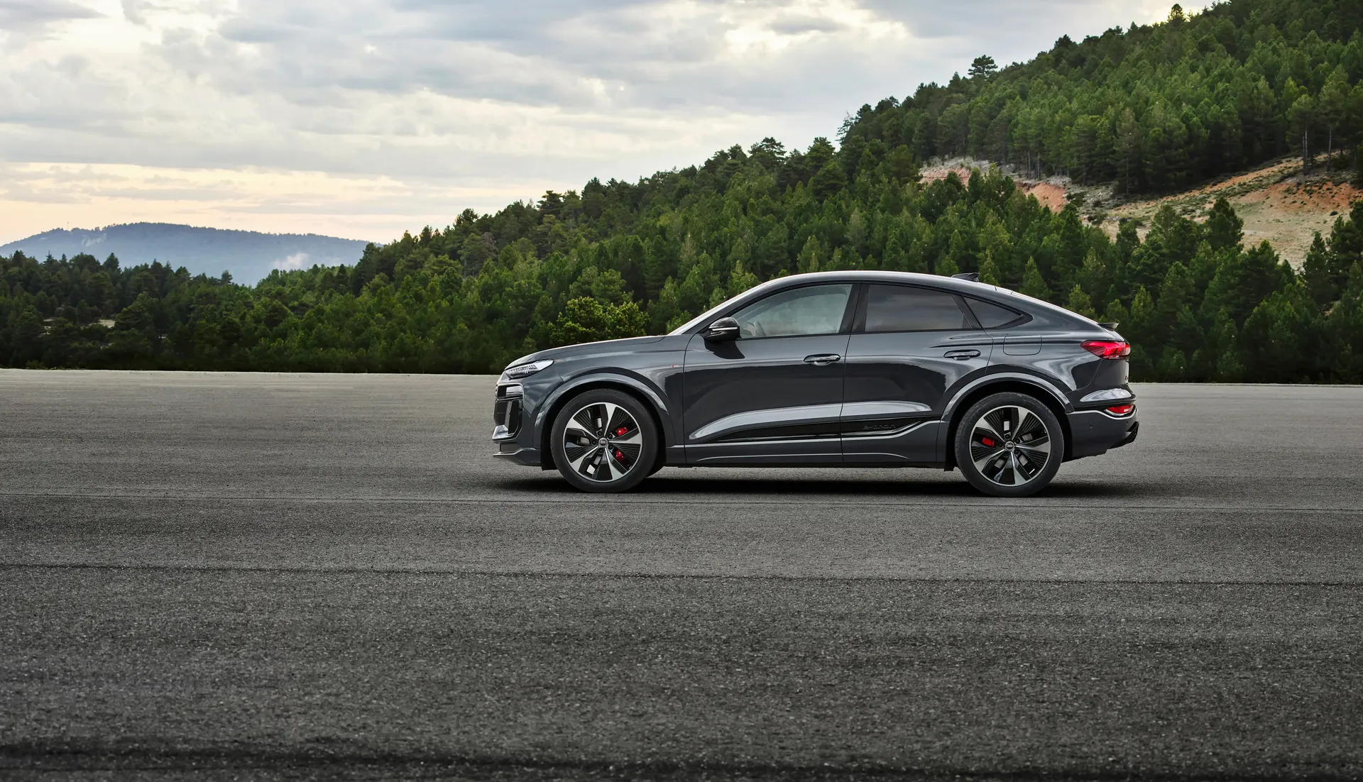 Audi/2024 Q6 Sportback e-tron/magnet-grey
