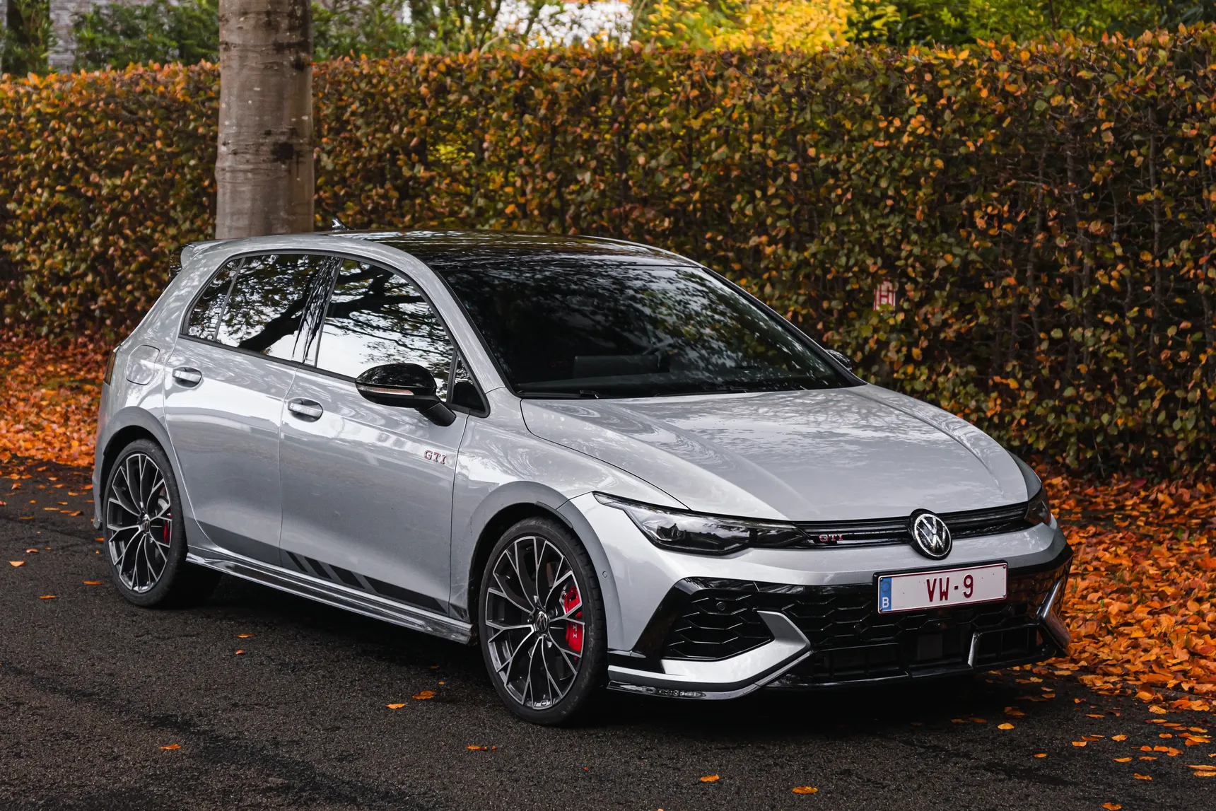 2025_Volkswagen_Golf_GTI_Clubsport-01_side_view