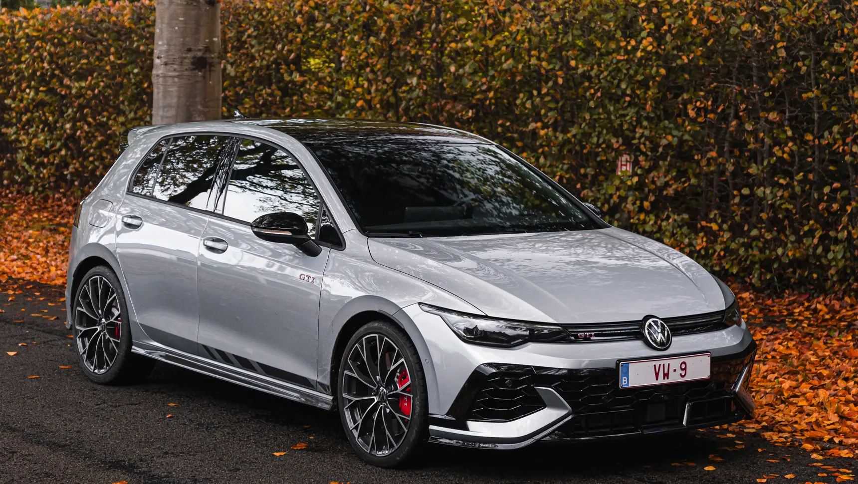 2025_Volkswagen_Golf_GTI_Clubsport-01_side_view