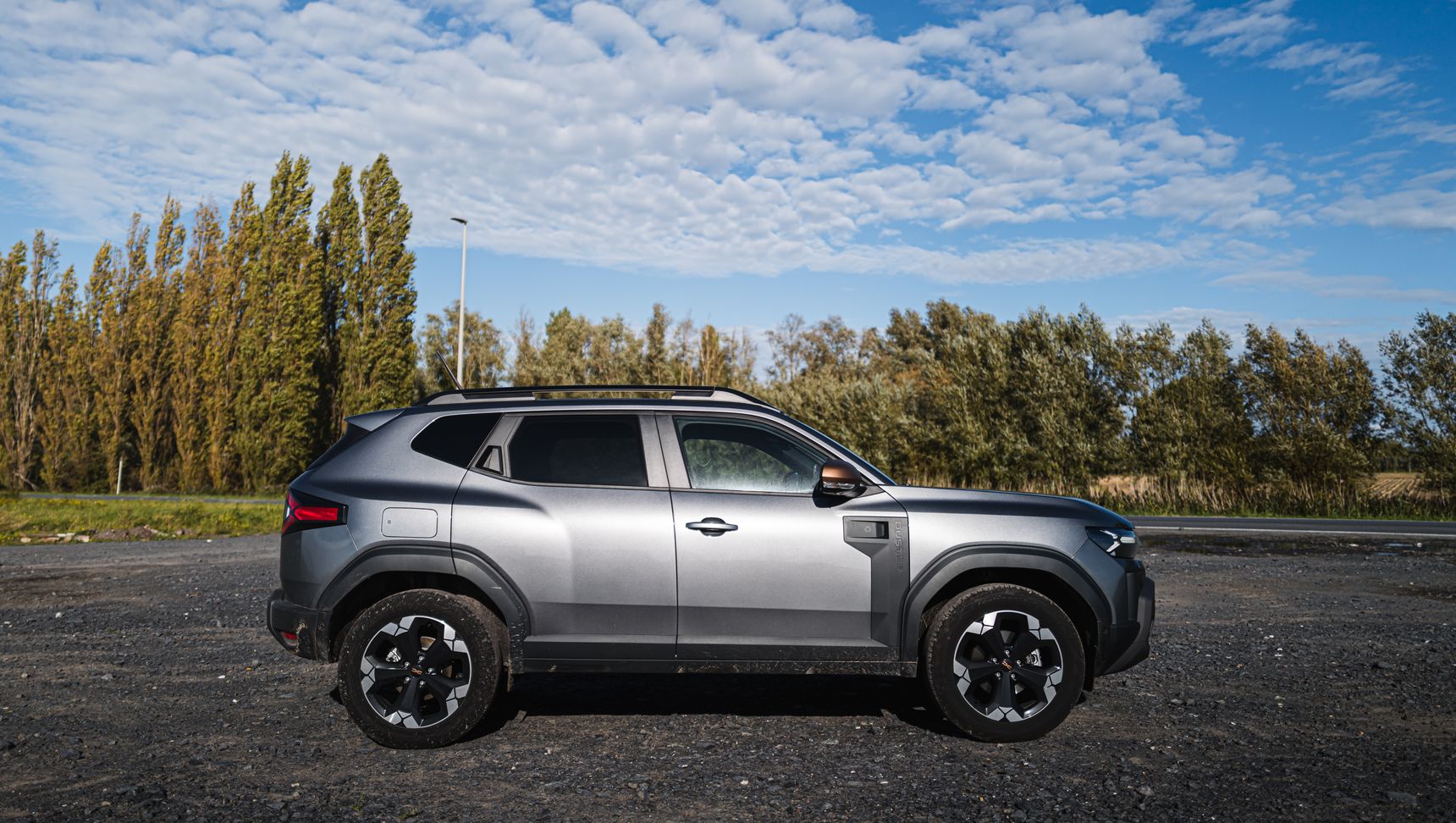 2025_Dacia_DUSTER_mild_hybrid_140_sideview