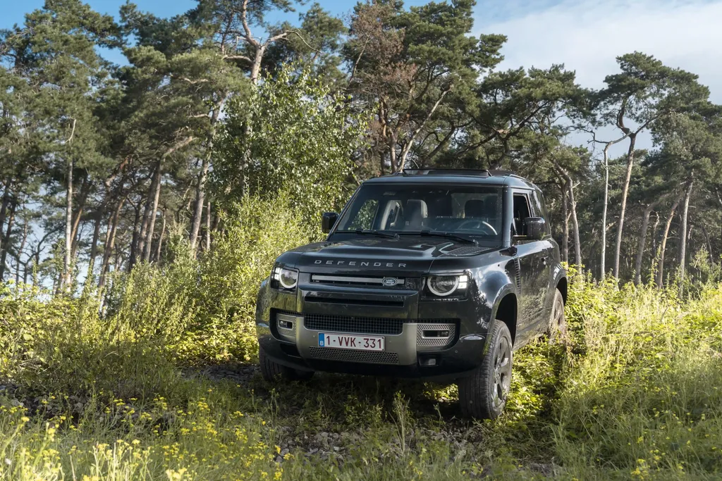 2024 Defender 90 P400 front three quarter