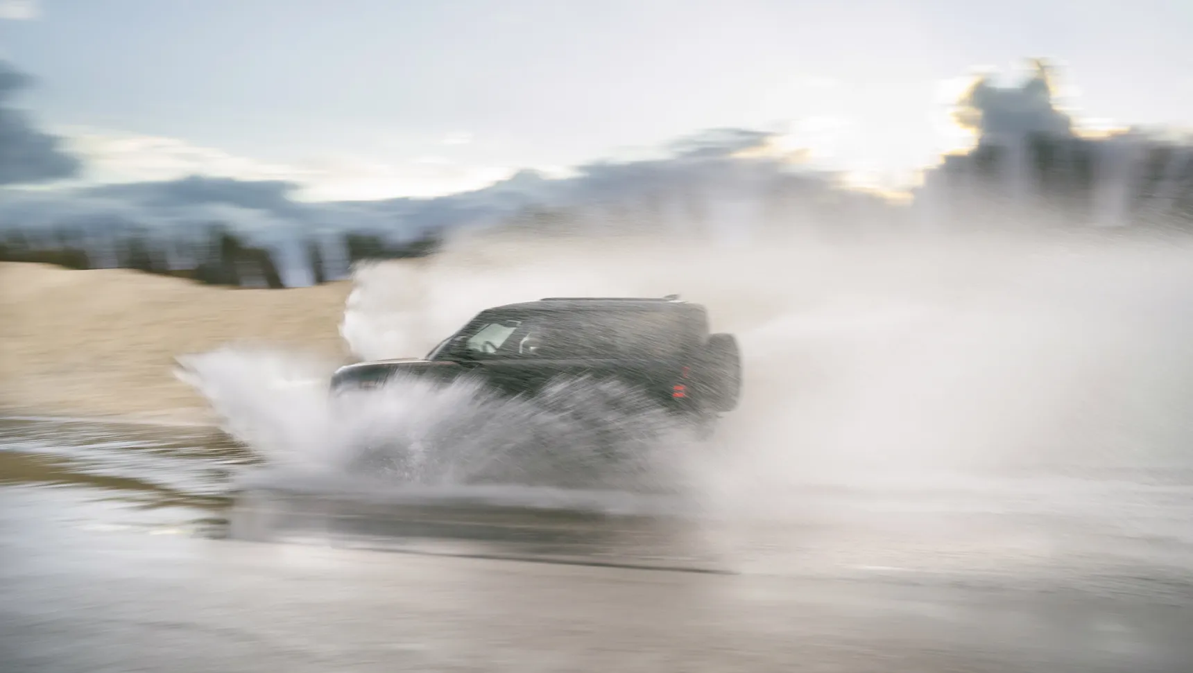 2024 Defender 90 P400 offroad water