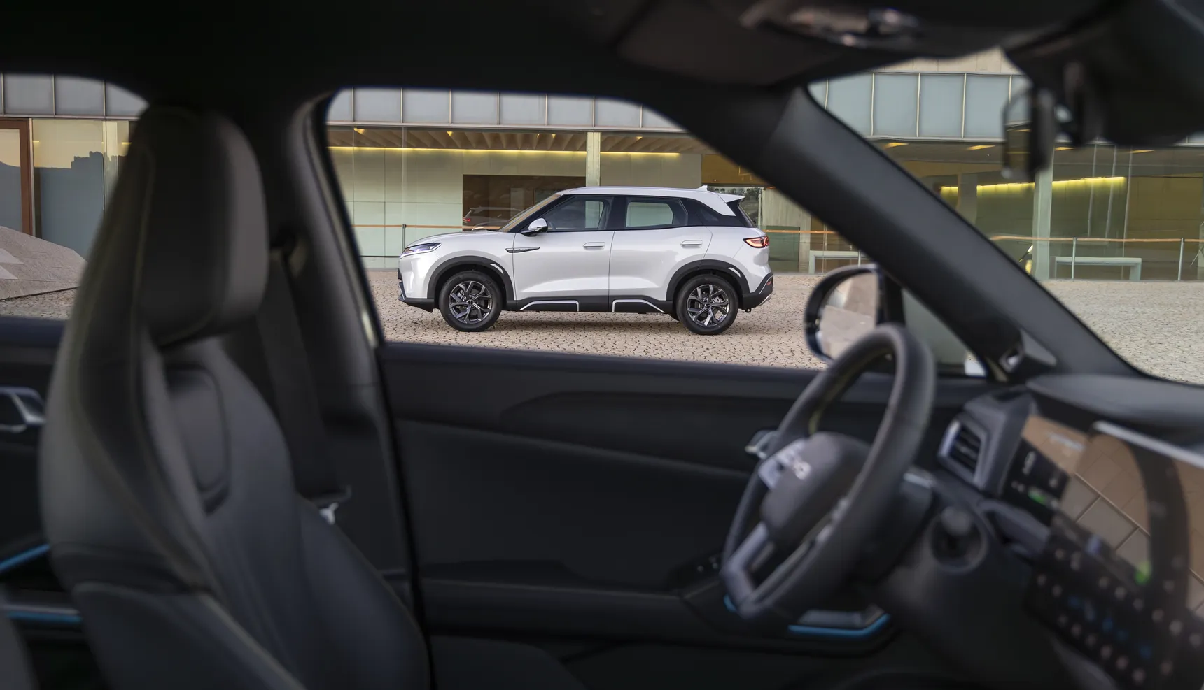 2025_BYD_Atto_2_Skiing_white