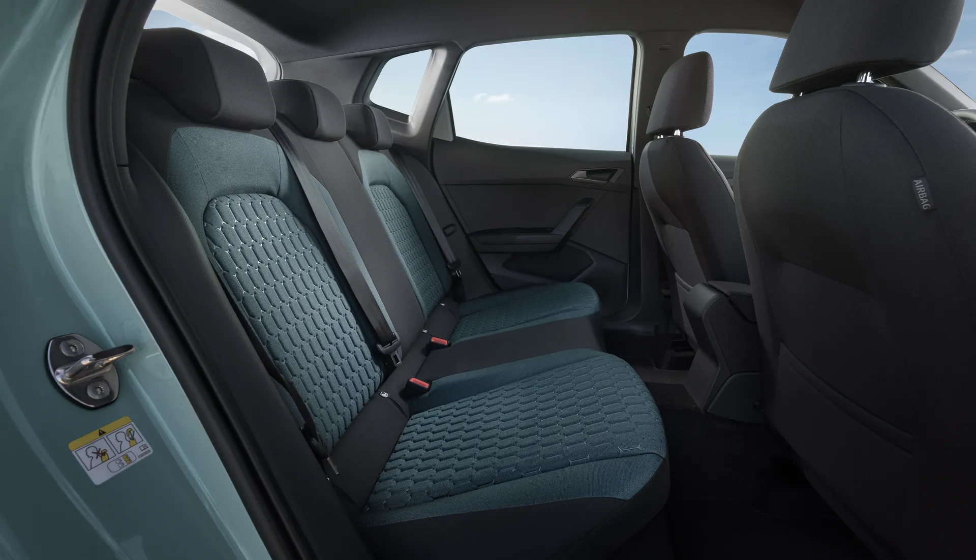 The-new-SEAT-Arona-steps-up-as-a-more-robust-urban-SUV-with-a-dynamic-character_HQ_Exterior