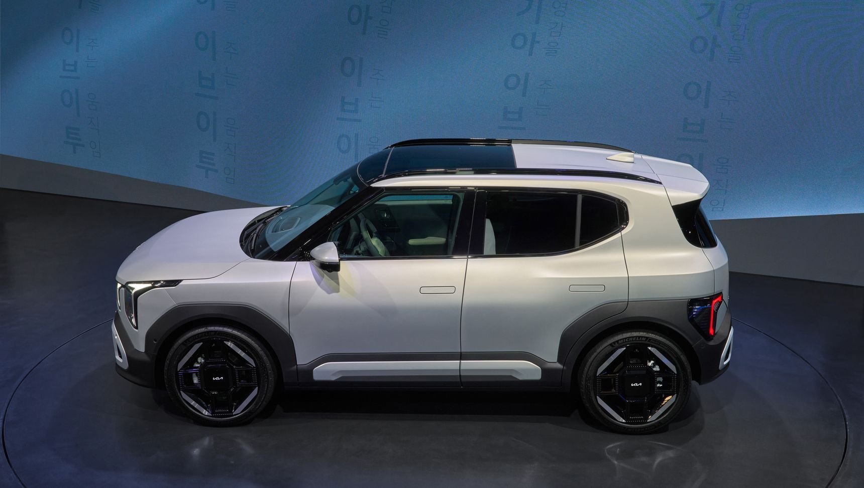 Kia-EV2-GTLine-Ivory-Silver-Matt-BrusselsMotorshow-Exterior-4K