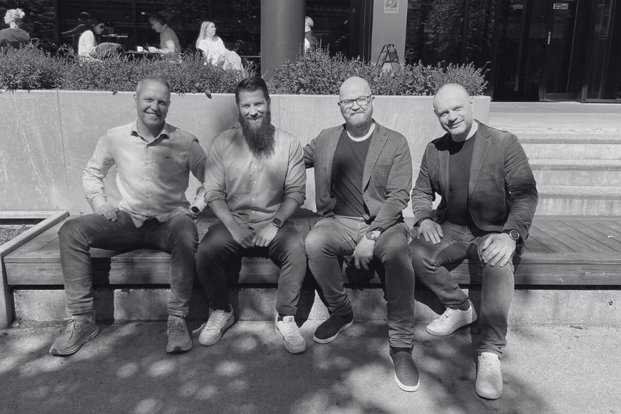 image of https://a.storyblok.com/f/286550723629127/900x600/d6d37365ab/norge-employees-black-white.jpg