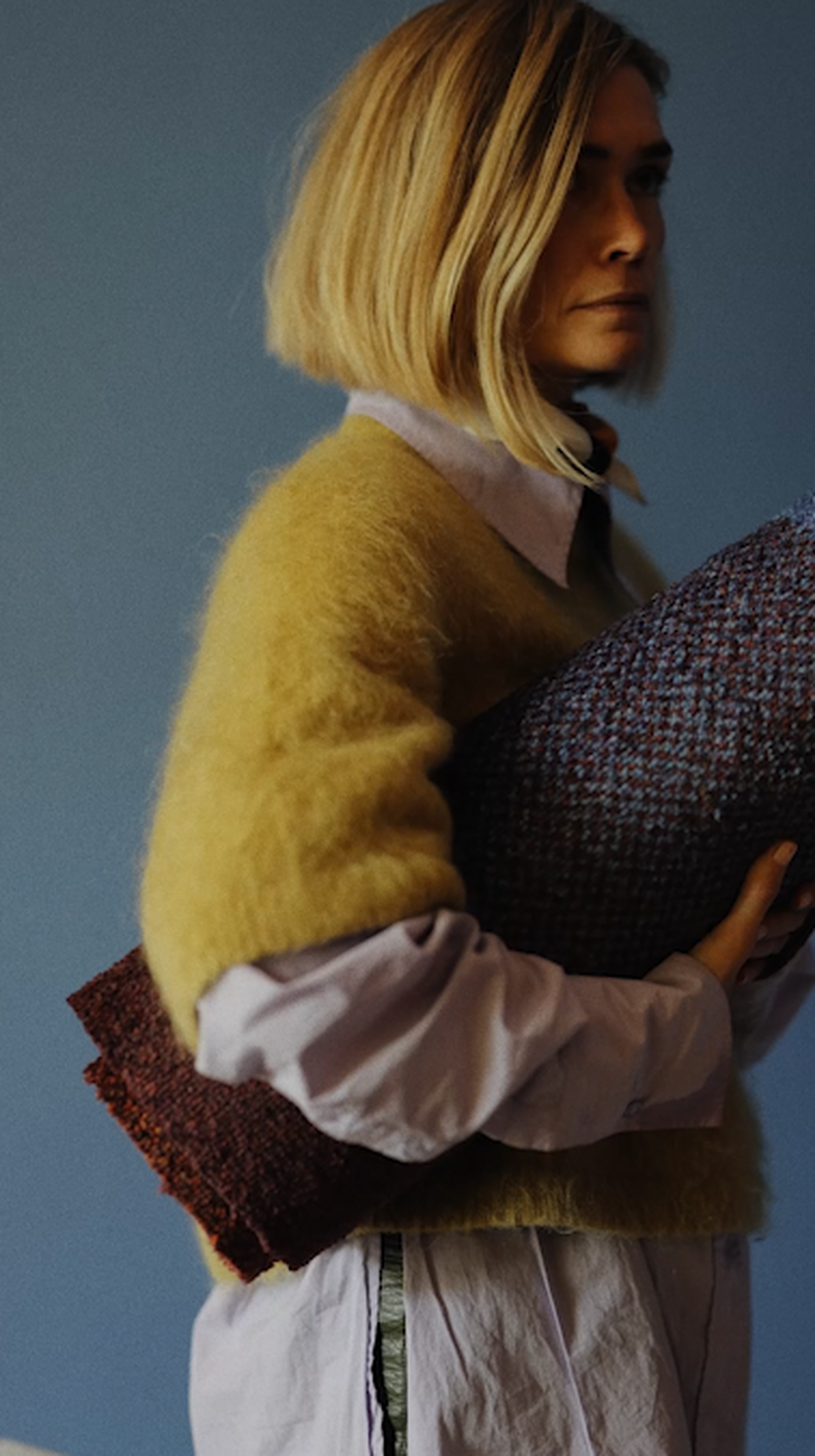 Tekla Evelina Severin holding a blue Mix doormat