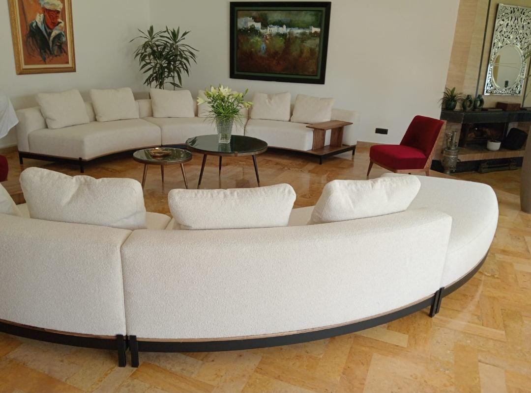 Mobilier sculpté à la main présentant des motifs marocains traditionnels