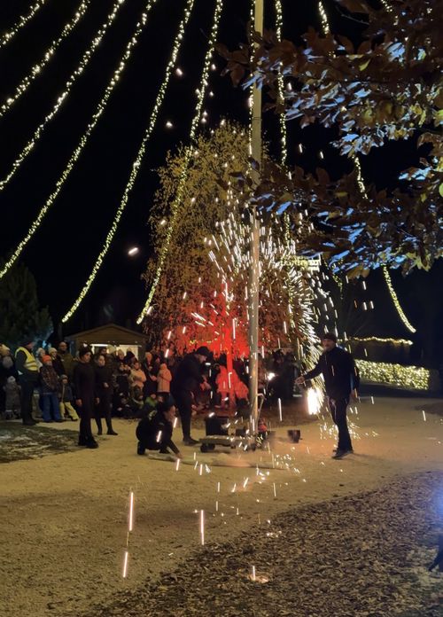 Feuerartistik bei der IKUNA Lichterwelt Feuerartistik bei der IKUNA Lichterwelt vor beleuchteter Kulisse in Natternbach.