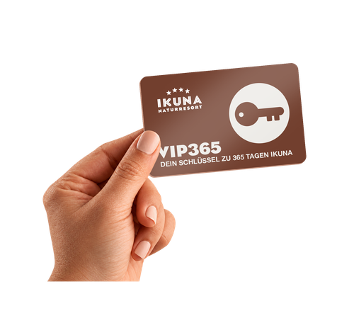 IKUNA_VIP365_card_hand Eine Hand hält eine braune VIP365-Karte des IKUNA Naturresorts mit einem Schlüsselsymbol. Text: "Dein Schlüssel zu 365 Tagen IKUNA."