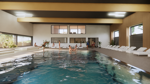Hallenbad, in dem sich Menschen auf Liegestühlen entspannen und am Wasser entlangspazieren. Große Fenster lassen Tageslicht herein, und Pflanzen schmücken den Raum.