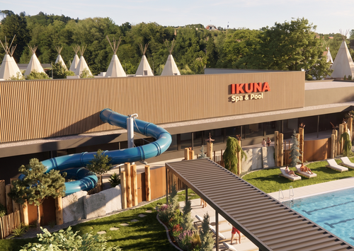 Außenansicht des IKUNA Spa & Pool mit Außenpool, Wasserrutsche und Liegebereich im IKUNA Naturresort.