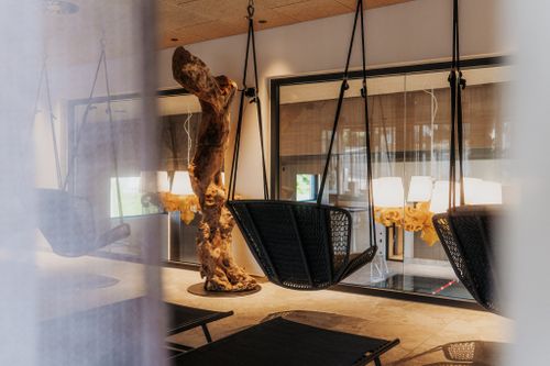 Sanft schaukeln, den Blick schweifen lassen und in stilvollem Ambiente der IKUNA Relaxzone einen Moment ganz für sich genießen.