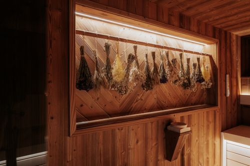 Unsere IKUNA Kräutersauna lädt mit duftenden Kräutern zum Durchatmen ein – für besondere Entspannungsmomente in unserer vielseitigen Saunawelt.