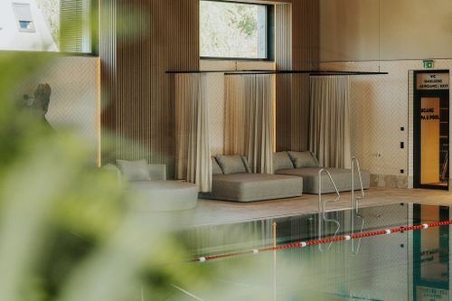 Großzügige Daybeds, sanfte Stoffe und der Blick auf den Pool schaffen einen besonderen Platz für erholsame Auszeiten.