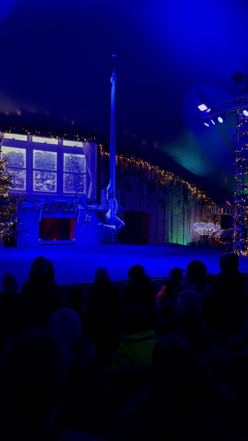 IKUNA Weihnachtsgeschichte IKUNA Animationsteam auf der Bühne bei der Weihnachtsgeschichte in Natternbach, Oberösterreich.