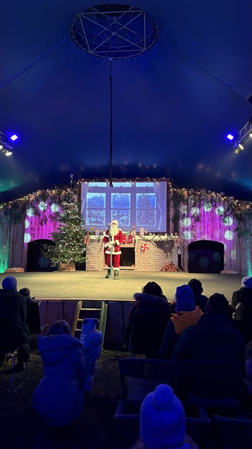 Weihnachtszauber auf der IKUNA-Bühne Das IKUNA Zirkusteam auf der Bühne bei der Weihnachtsgeschichte.