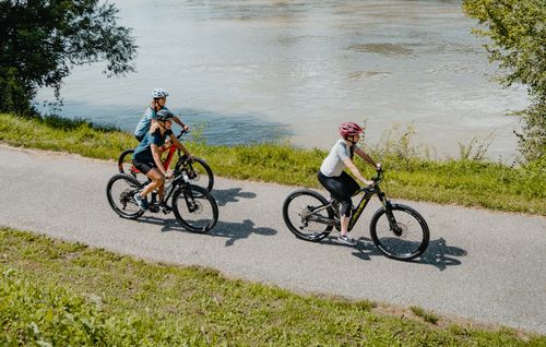 Radfahren in der Donauregion Oberoesterreich E-Bike-Tour entlang der Donau während des IKUNA Urlaubs in der Donauregion Oberösterreich.
