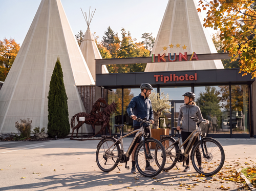 Ein Pärchen freut sich auf ihre E-Bike Tour im IKUNA Naturresort.