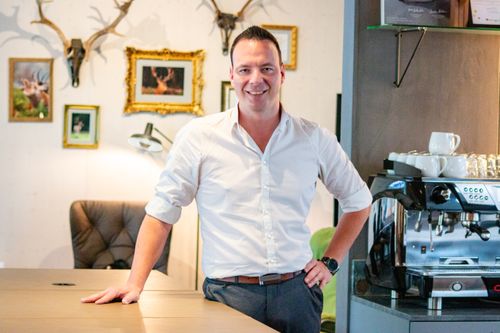 IKUNA Küchenchef Daniel Steiner in der Hotelrezeption.