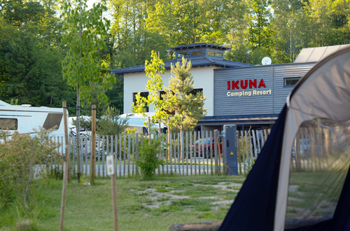 IKUNA Camping Resort Mitten im Grünen befindet sich das IKUNA Camping Resort mit Stellplätzen für Wohnmobile aber auch Zeltplätze.